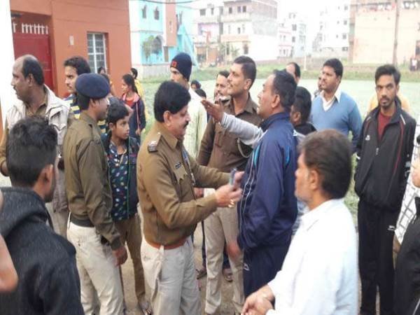 शिकायतकर्ताओं पर प्रिंसिपल ने तान दी बंदूक