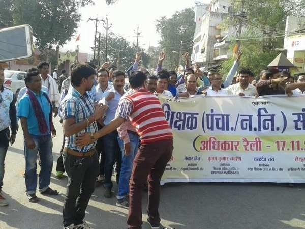 चपरासियों ने बच्चों को बढ़ाया