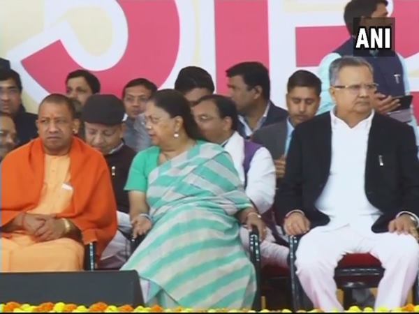 शपथ ग्रहण LIVE: विजय रूपाणी ने गुजरात के मुख्यमंत्री पद की ली शपथ शपथ ग्रहण LIVE: विजय रूपाणी ने गुजरात के मुख्यमंत्री पद की ली शपथ