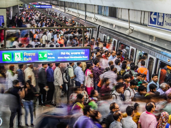 मेट्रो ट्रेन के आगे कूदकर की आत्महत्या