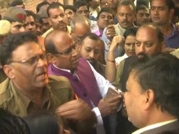 महिलाओं के साथ पहुंचे थे चौकी, बता रहे थे पहचान