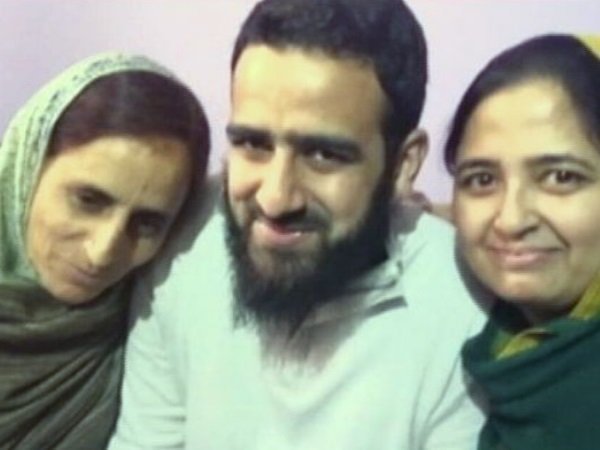 अंजुम के पिता मोहम्मद बशीर एक रिटायर्ड लेक्चरर हैं