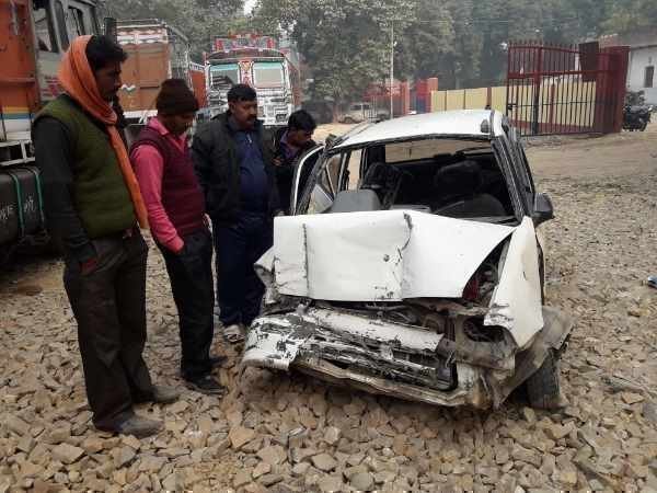 धुंध के चलते रोलर से टकराई कार