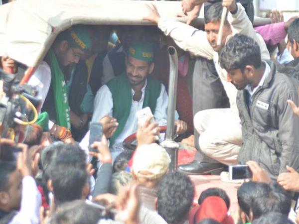 नाच होता रहा लेकिन मरीजों को नहीं निकलने दिया गया