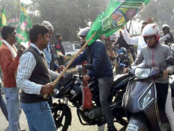 कल के विरोध से गुस्से में लोग