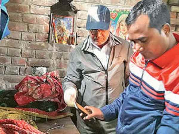 खुले में नहाते देखते थे