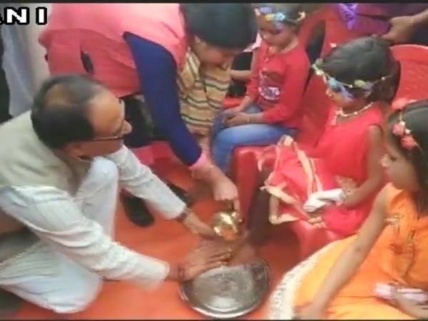 गांव के लोग बोले, अधिकारियों ने ले लिए गिफ्ट