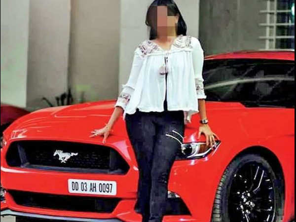 तंग कपड़े पहनकर पहले लड़कों को फंसाती थी