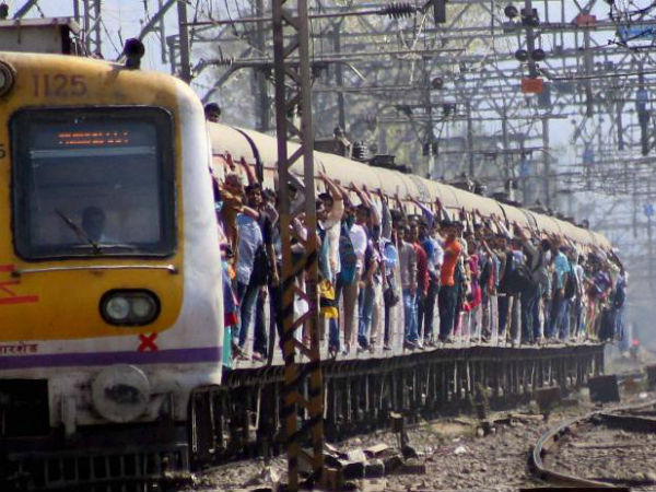 रेलवे पर भगवा रंग