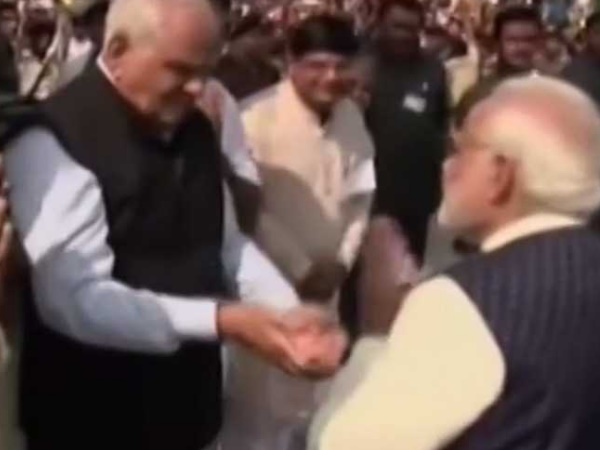 जब छुए बड़े भाई के पैर