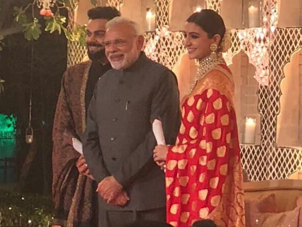 विराट-अनुष्का को दिया गुलाब का तोहफा