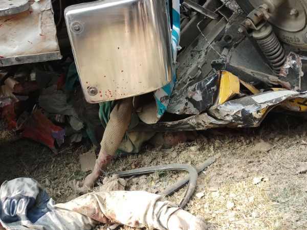 क्रेन की मदद से निकाले गए शव
