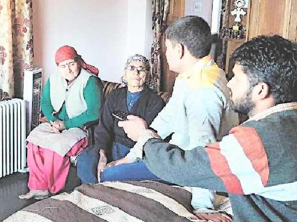 मांं की खुशी छिपाए नहीं छिप रही