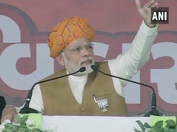 जब बनासकांठा में बाढ़ थी कांग्रेसी MLA बेंगलुरू में थे: PM जब बनासकांठा में बाढ़ थी कांग्रेसी MLA बेंगलुरू में थे: PM