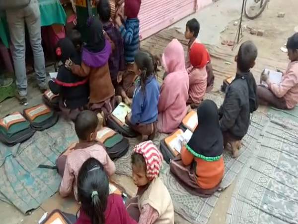 गाड़ी आने पर बच्चों को हटना पड़ता है