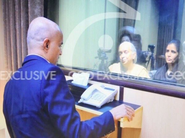 जाधव की मां और पत्नी आज इस्लामाबाद पहुंचे थे