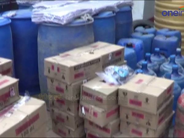 पुलिस ने मारा फैक्ट्री पर छापा