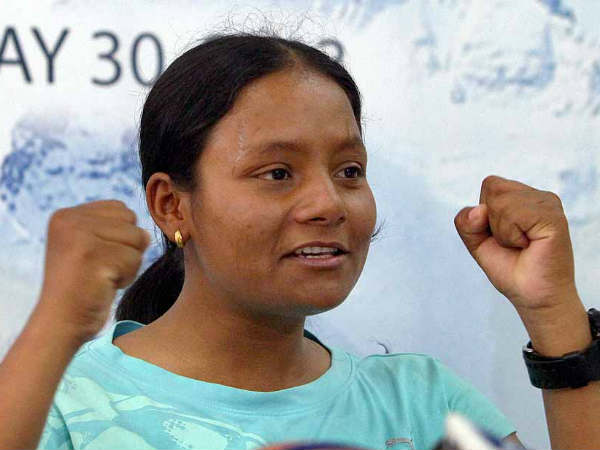 कपड़ों के कारण अंदर जाने से रोका
