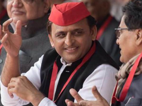 काम किसी और का, फीता काटे कोई और