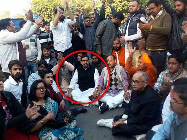 अपनी ही सरकार में बैठ गए धरने पर