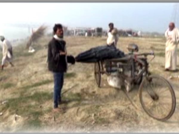 गंगा नदी में बहाया जा रहा था शव