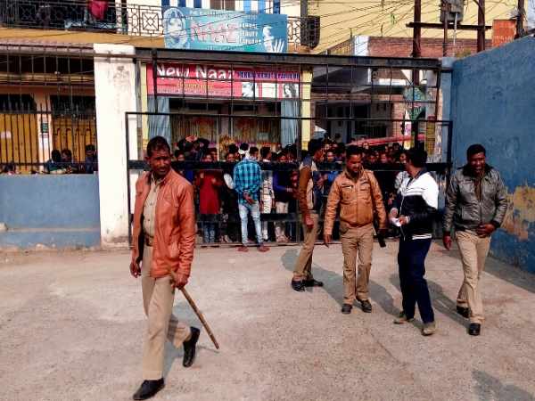 फिल्म देख रहे लोग थिएटर में किए गए बंद