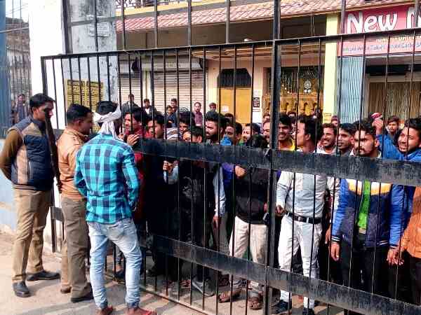 12 से 3 का शो बंद, पुलिस फोर्स तैनात