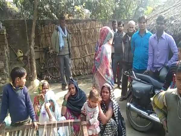 लड़की हुई जहर खाने को मजबूर