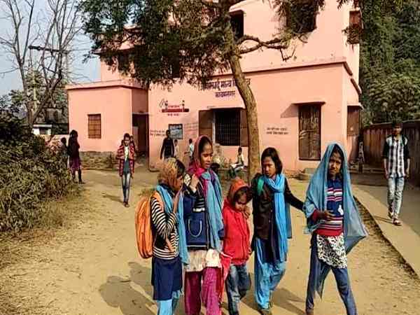 लाश को पार कर ही जा पाते हैं क्लास तक