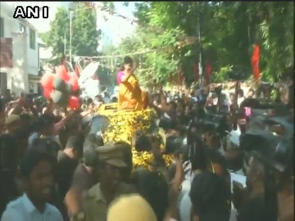 2G Verdict के बाद घर पहुंचे राजा और कनिमोझी, हुआ जोरदार स्वागत 2G Verdict के बाद घर पहुंचे राजा और कनिमोझी, हुआ जोरदार स्वागत