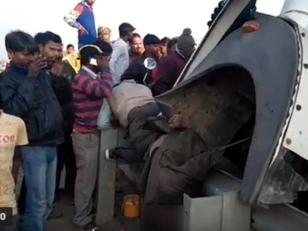 Kanpur: Four People died in a gruesome truck accident Kanpur: Four People died in a gruesome truck accident