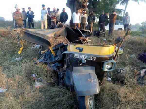 Seven people killed when truck hit a auto rickshaw in Maharashtra. Seven people killed when truck hit a auto rickshaw in Maharashtra.