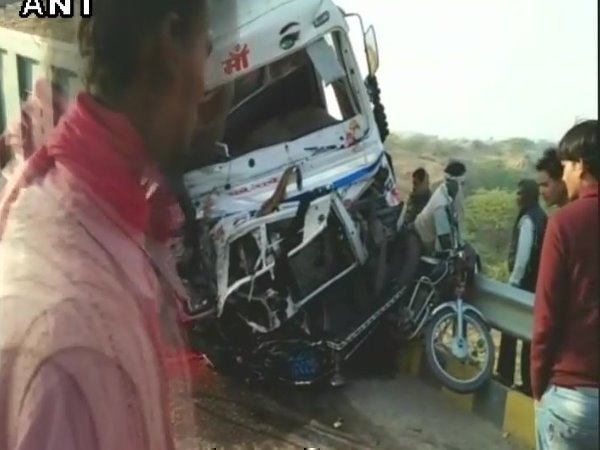 Kanpur: Four People died in a gruesome truck accident Kanpur: Four People died in a gruesome truck accident
