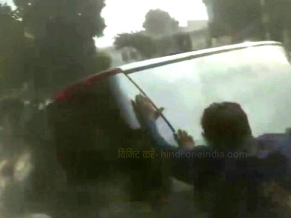 Drunk people hit other vehicles on the road in Kanpur Drunk people hit other vehicles on the road in Kanpur