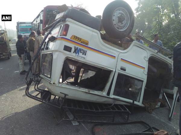 Haridwar Six people critically injured in a collision between two vehicles on Najibabad National Highway Haridwar Six people critically injured in a collision between two vehicles on Najibabad National Highway