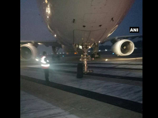 सऊदी एयरलाइंस की लखनऊ से रियाद जाने वाली फ्लाइट रनवे पर फंसी सऊदी एयरलाइंस की लखनऊ से रियाद जाने वाली फ्लाइट रनवे पर फंसी
