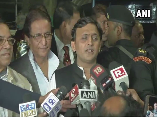 Akhilesh pledges support to Mamata against communalism Akhilesh pledges support to Mamata against communalism