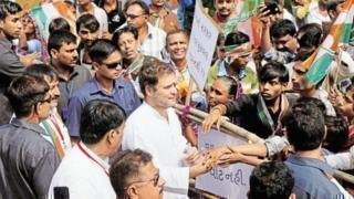 गुजरात चुनाव: विकास पहले 'पगलाया' और फिर 'धार्मिक' बन गया गुजरात चुनाव: विकास पहले 'पगलाया' और फिर 'धार्मिक' बन गया