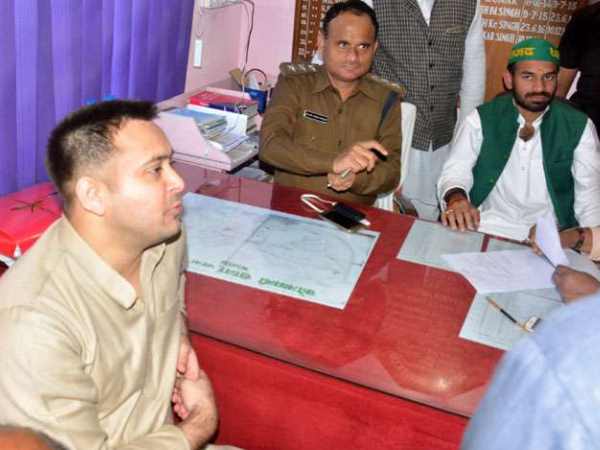 Special treatment to Tejaswi and Tej Pratap in police station in Bihar. Special treatment to Tejaswi and Tej Pratap in police station in Bihar.