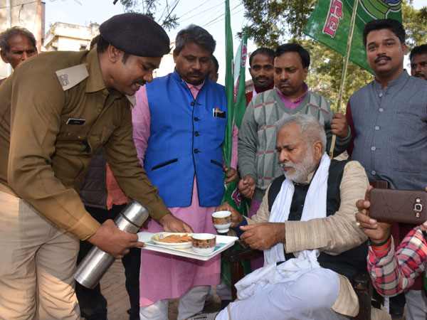 Special treatment to Tejaswi and Tej Pratap in police station in Bihar. Special treatment to Tejaswi and Tej Pratap in police station in Bihar.