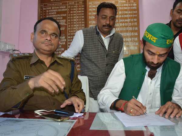 Special treatment to Tejaswi and Tej Pratap in police station in Bihar. Special treatment to Tejaswi and Tej Pratap in police station in Bihar.