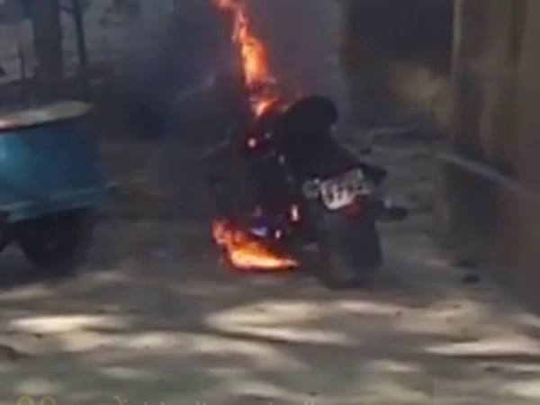 A woman beaten by policeman and then she fired his bike in Kanpur A woman beaten by policeman and then she fired his bike in Kanpur