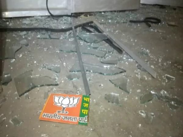 VIDEO: Supporters of Chetan Chauhan sabotage in BJP leader's office VIDEO: Supporters of Chetan Chauhan sabotage in BJP leader's office
