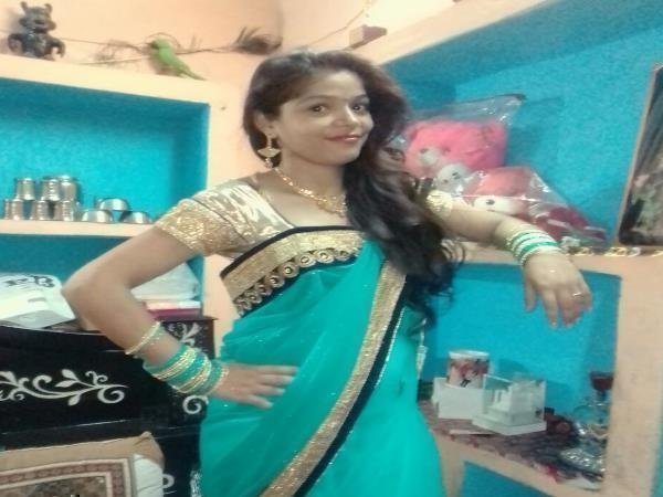 Dead body of a newly Married Girl found hanged in Mainpuri Dead body of a newly Married Girl found hanged in Mainpuri