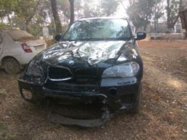 Chhattisgarh: bmw car hit dozens in raipur mahoba over bridge Chhattisgarh: bmw car hit dozens in raipur mahoba over bridge