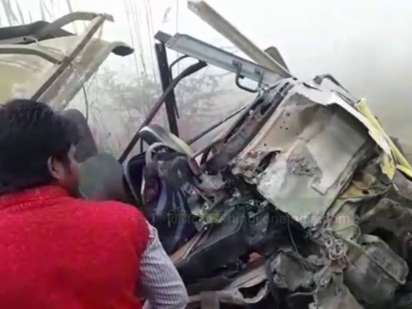 Children injured when a school bus hit by truck in Mainpuri Children injured when a school bus hit by truck in Mainpuri