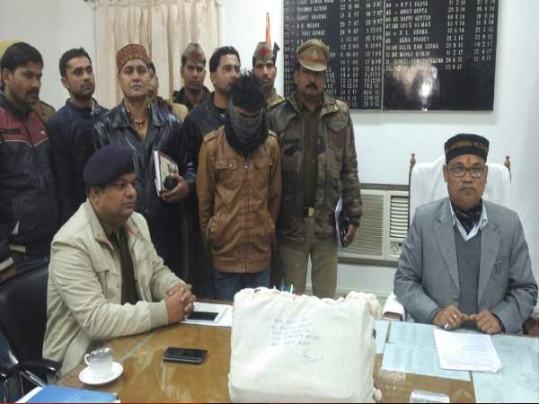 two thieves stole ornaments from temple Bahraich two thieves stole ornaments from temple Bahraich