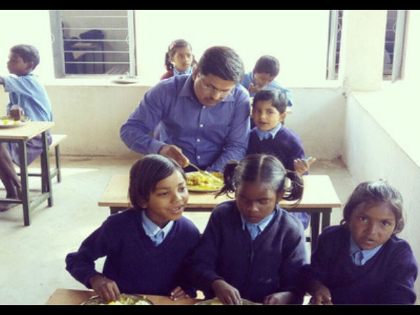 IAS Officer eating Mid day meal with his daughter in Government school, picture goes viral IAS Officer eating Mid day meal with his daughter in Government school, picture goes viral