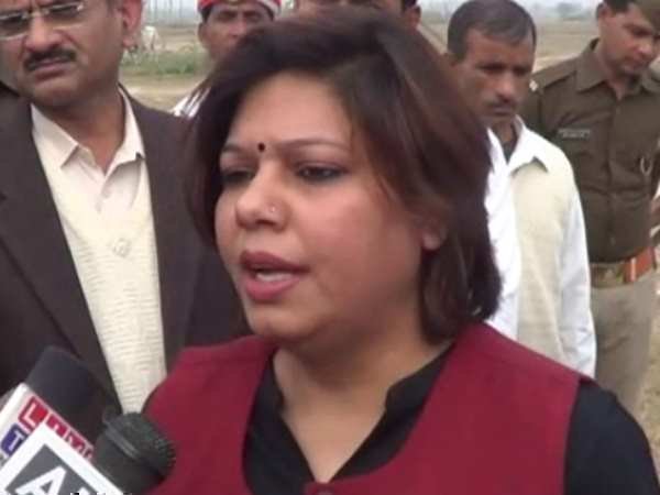 Hardoi DM took help of villagers for Gaushala for cows Hardoi DM took help of villagers for Gaushala for cows