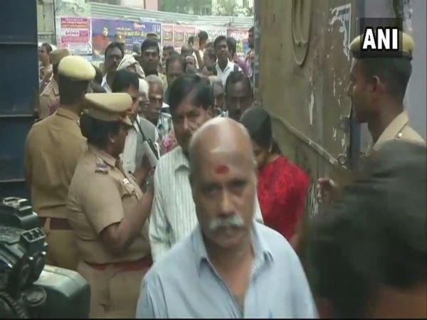 जयललिता की विरासत के लिए आरके नगर सीट पर हो रहा है मतदान जयललिता की विरासत के लिए आरके नगर सीट पर हो रहा है मतदान